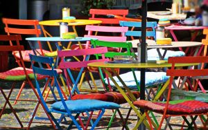 Cadires colorides d'una terrassa.