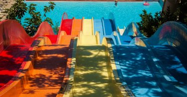 Tobogans de colors d'un parc aquàtic