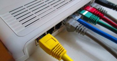 router amb cables per a connectar internet